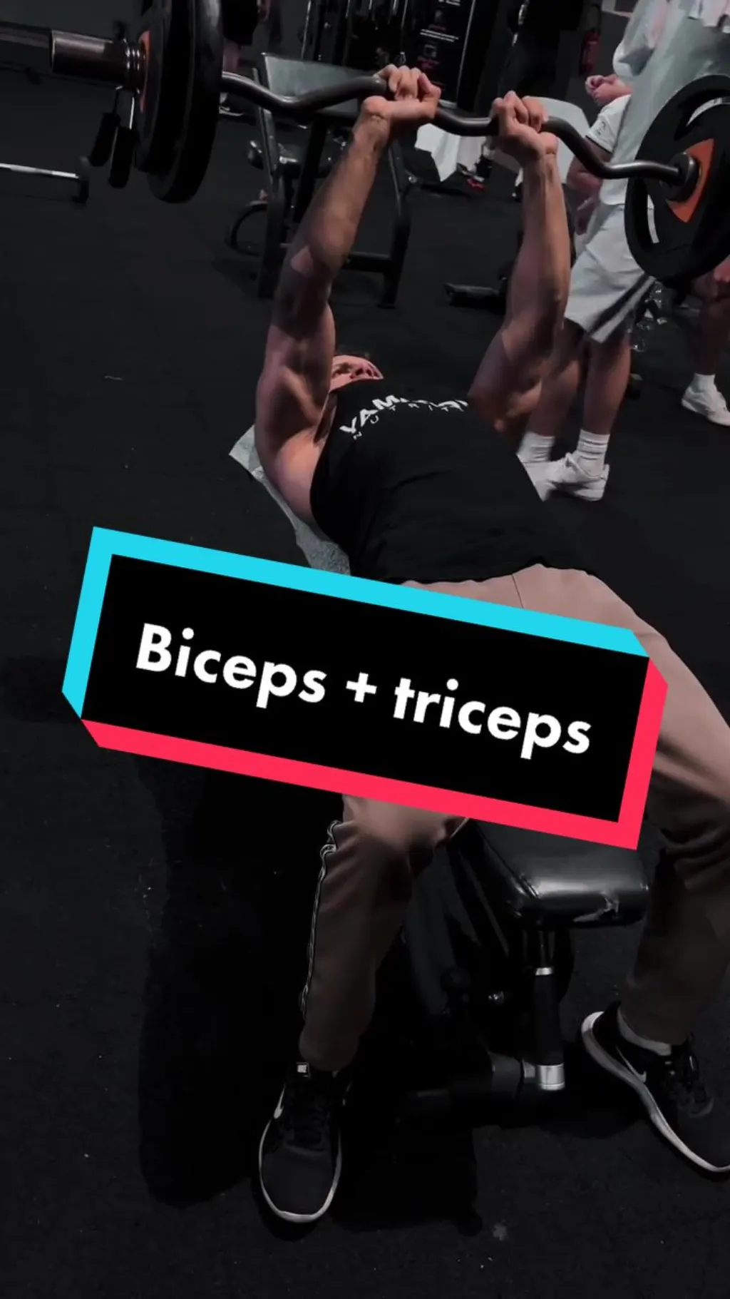 @coachwalidfit Superset pour bras avec barre biceps +triceps #bras