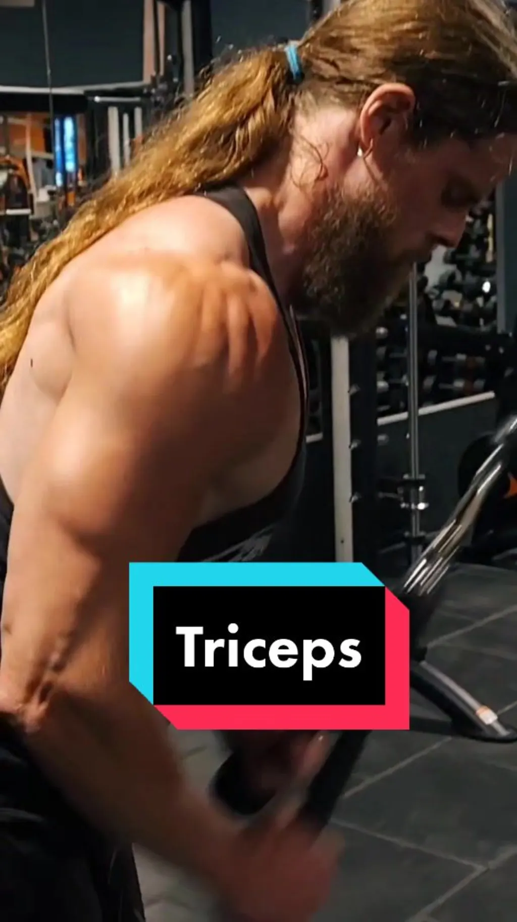 @.and_muscles_4all Avec le petit chouchou bleu qui va bien. #triceps