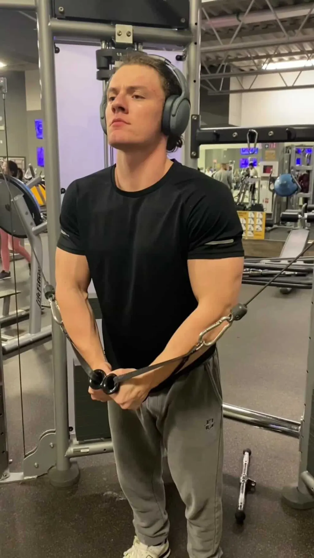 @cyr_lifts Entraînement des pectoraux et des triceps (push day). Sur