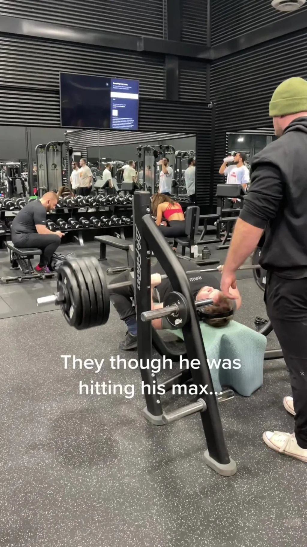 @zachwright_ Had the whole gym looking @dimitri4_265 #benchpress