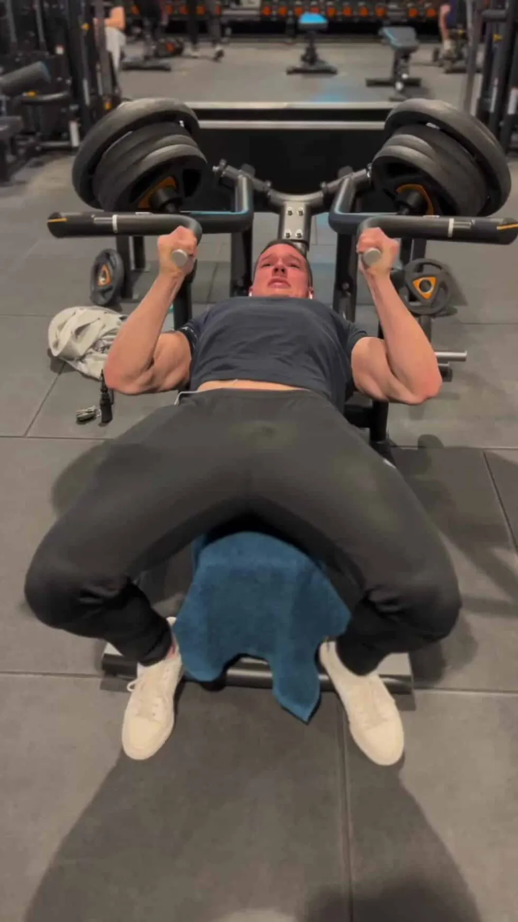 @theoo.lrt Exercice pour les pecs même shakira est en PLS écoute bien