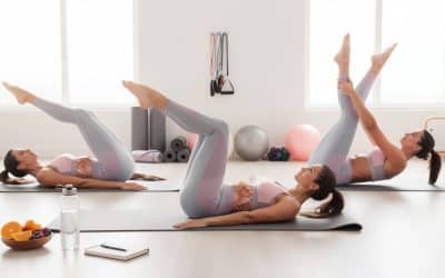 « Ils ciblent parfaitement le bas du ventre » : les 3 exercices incontournables d&rsquo;une prof de Pilates pour un renforcement ciblé